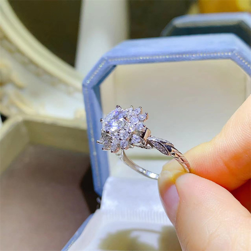 แหวนเพชรโมอิสซาไนต์ทองคำขาว PT - Moissanite Engagement Ring 1 Carat บทวิจารณ์และราคา